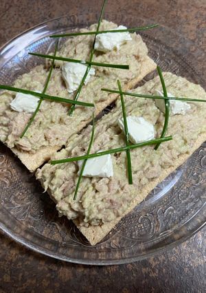 Une photo de Toast avocat thon sur sa cracotte