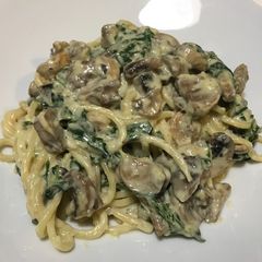A picture of Creamy mushroom and spinach pasta.