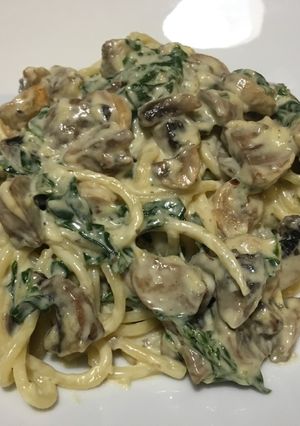 A picture of Creamy mushroom and spinach pasta.