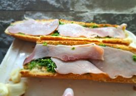 Sandwich la Aparat cu Crema de Patrunjel si Usturoi