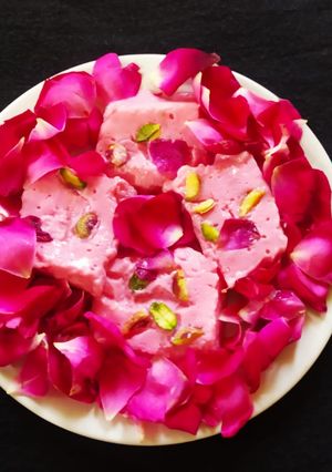 રોઝ મિલ્ક પુડિંગ (Rose milk pudding recipe in gujarati) રેસીપી મુખ્ય ફોટો