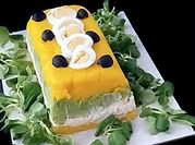 Una foto de causa limeña de pollo