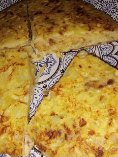 Una foto de Tortilla de patata rellena de queso mozzarella