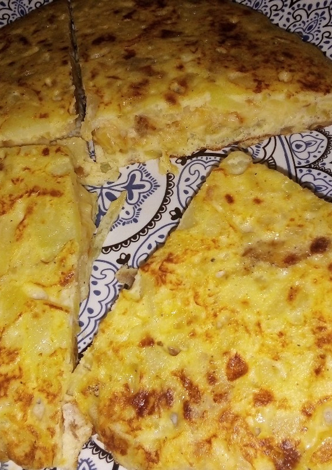 Una foto de Tortilla de patata rellena de queso mozzarella
