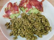 Una foto de aguacates con jamón serrano