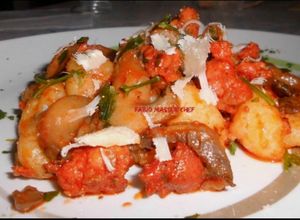 Foto di Gnocchi con Salsiccia, Funghi Champignon e Scaglie di Pecorino