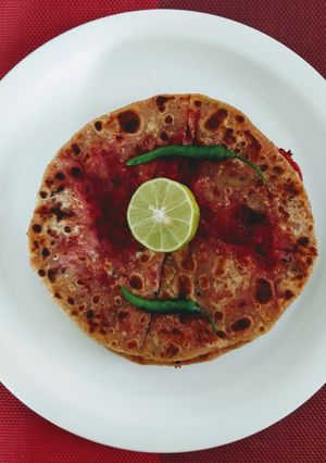 चुकंदर आलू स्टफ्ड पराठा (chukandar aloo stuffed paratha recipe in Hindi) रेसिपी मुख्य फोटो