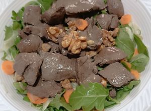 Foto di Insalata mista con fegato di vitello con noci