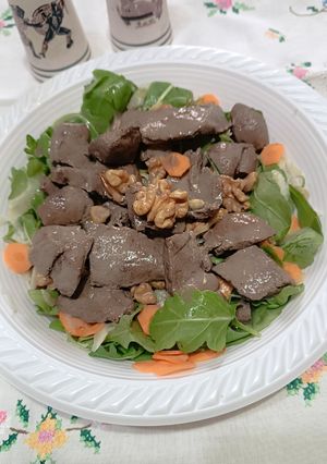 Foto di Insalata mista con fegato di vitello con noci