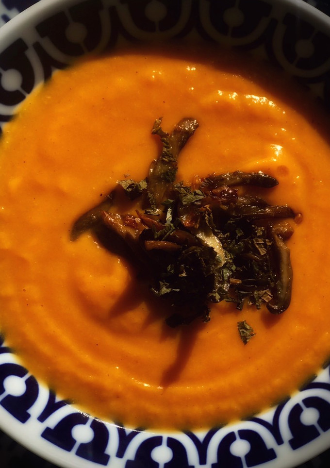 Una foto de Crema de calabaza con setas