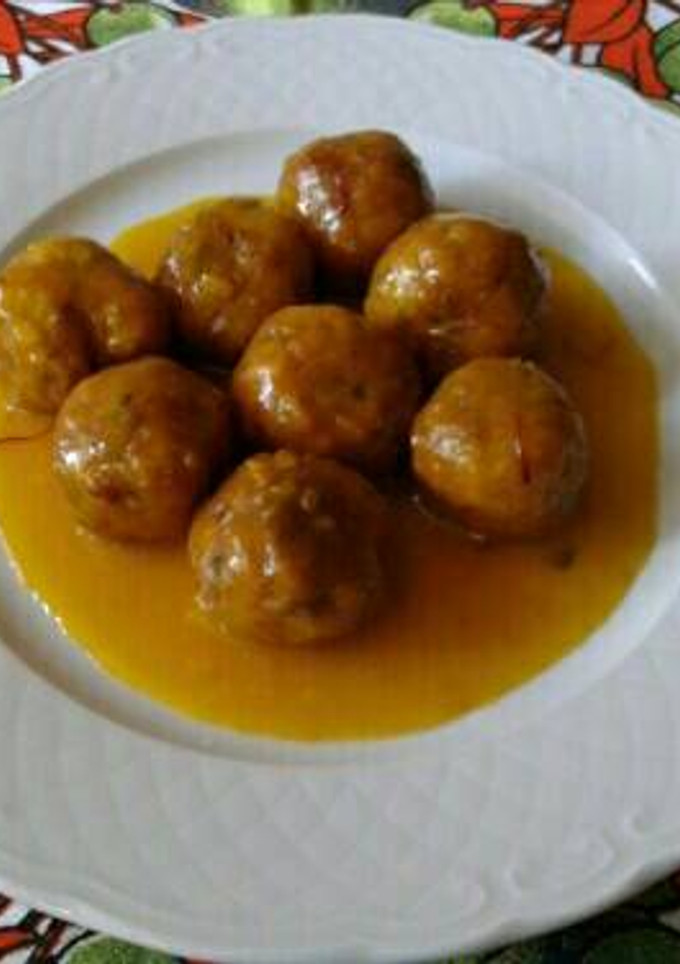 Una foto de Albóndigas de pescada en salsa de azafrán