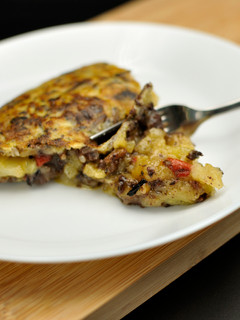 Una foto de Tortilla de morcilla con pimientos rojos asados