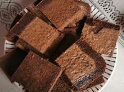 Una foto de brownie con chips de chocolate