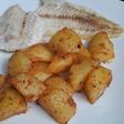 Merluza a la plancha con guarnición de patatas especiadas