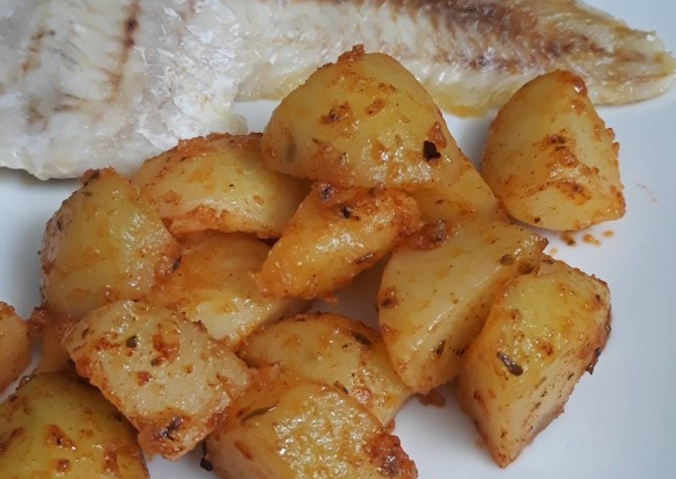 Merluza a la plancha con guarnición de patatas especiadas