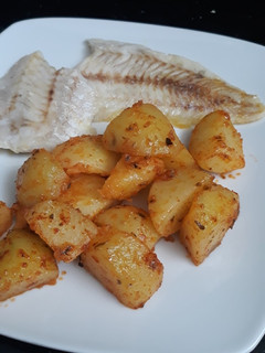 Una foto de Merluza a la plancha con guarnición de patatas especiadas