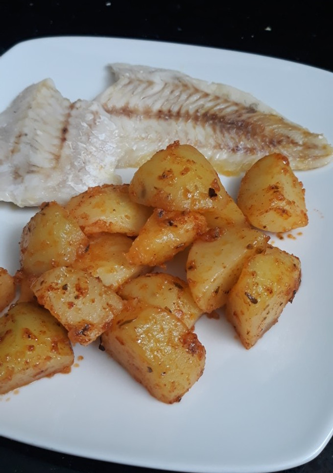Una foto de Merluza a la plancha con guarnición de patatas especiadas