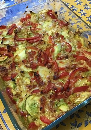 Une photo de Gratin de courgettes blanches aux poivrons rouges et bouillon de bœuf