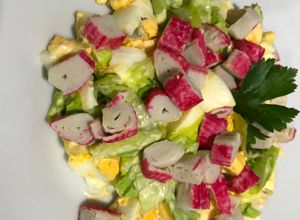 Una foto de Ensalada de palitos de cangrejo