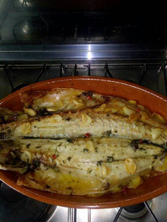 Una foto de Lubina salvaje al horno a la espalda