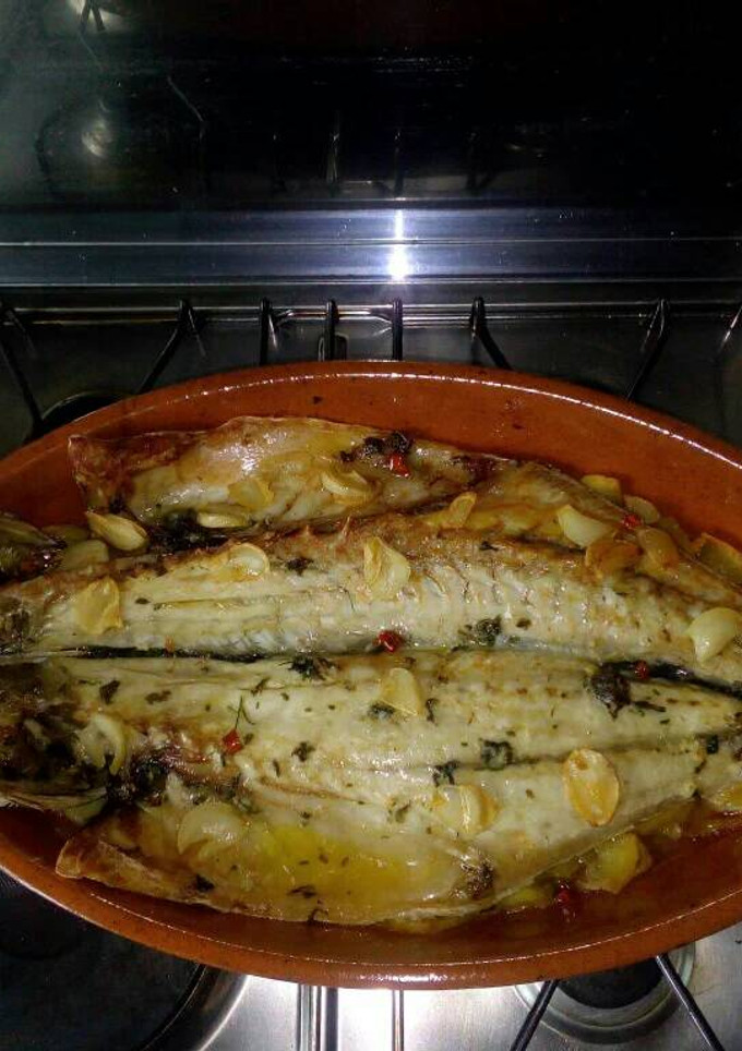 Una foto de Lubina salvaje al horno a la espalda 