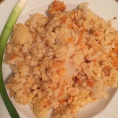A picture of Bulgur pilaf with potatoes.