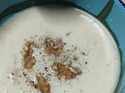 Una foto de sopa fría de pepino