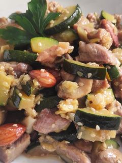 Una foto de Wok de pavo con calabacín y champiñón
