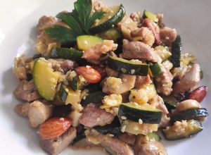 Foto principal de Wok de pavo con calabacín y champiñón