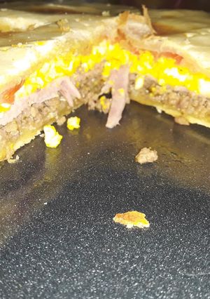 Una foto de Tarta de carne, fiambre de paleta y queso