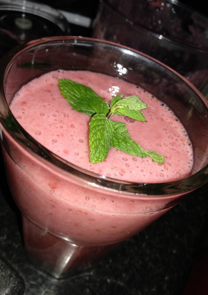 Напиток из банана, клубники и граната