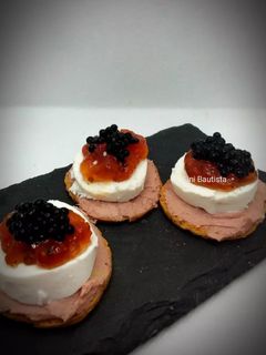 Una foto de Canapés de queso de rulo