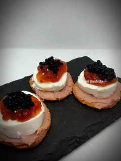 Una foto de Canapés de queso de rulo