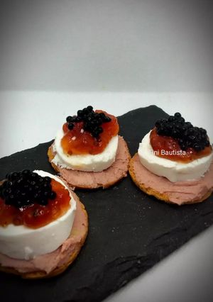 Una foto de Canapés de queso de rulo