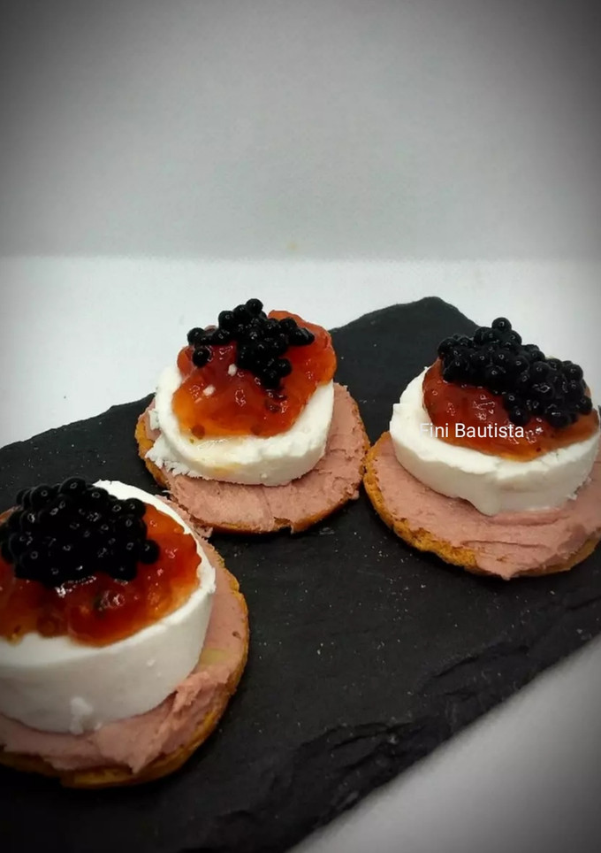 Una foto de Canapés de queso de rulo
