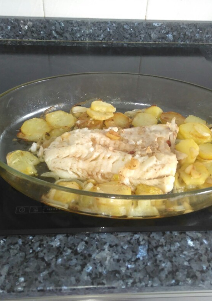 Una foto de Lomo de merluza al horno con patatas