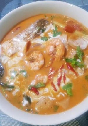A picture of Tom Yum Kung (Thai Hot and Sour Shrimp Soup).