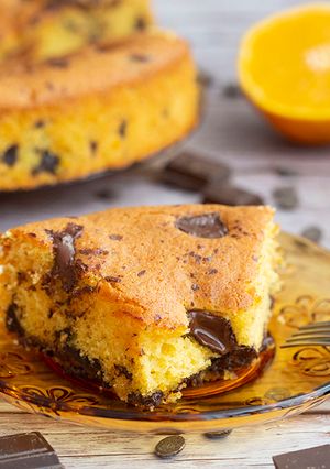 Una foto de Bizcocho de maíz, naranja y trocitos de chocolate
