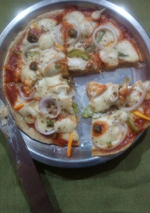 ইস্ট ছাড়া পিৎজা (Yeast chhara pizza recipe in Bengali) রেসিপির প্রধান ছবি
