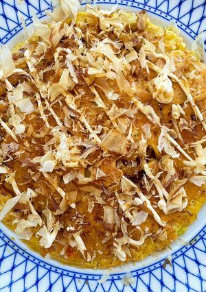 Foto de Okonomiyaki com katsuobushi por cima