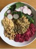 Salada de Quinoa, Humus e Espinafres
