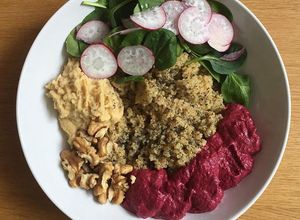 Foto de Salada de Quinoa, Humus e Espinafres
