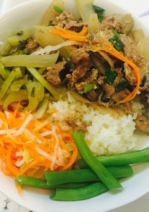 Hình của món Cơm trộn thịt bò xào.