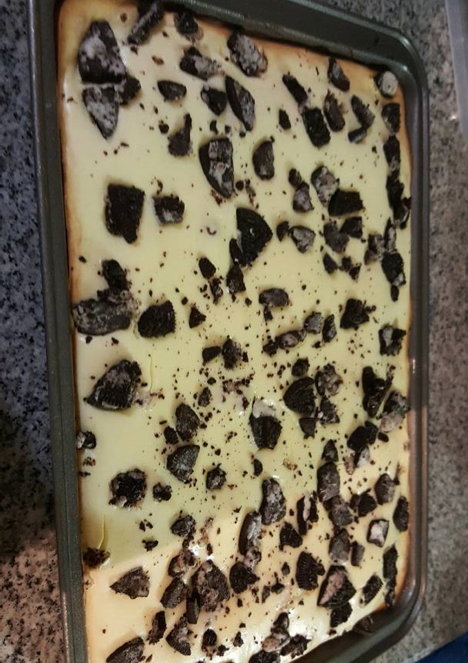 A picture of Oreo layered cheesecake brownie.