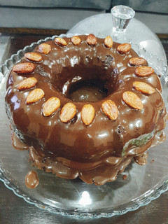 صورة لوصفة كيكة الشوكولاتة مع صوص الشوكولاتة الرهيب 🍫