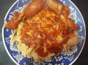 Una foto de Fideos cinta con estofado de pollo