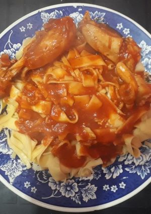 Una foto de Fideos cinta con estofado de pollo