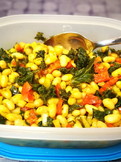Una foto de Ensalada de alubias con col kale y especias - veggie