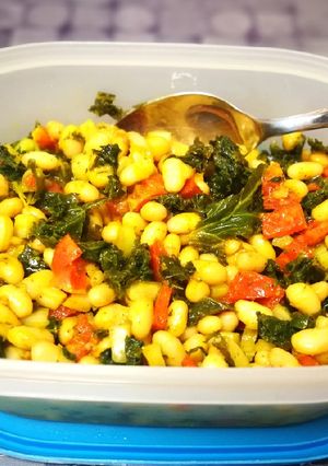 Una foto de Ensalada de alubias con col kale y especias - veggie