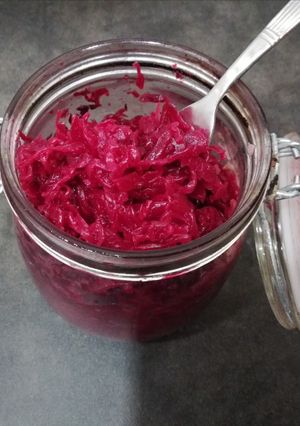 Una foto de Chucrut de lombarda y manzana